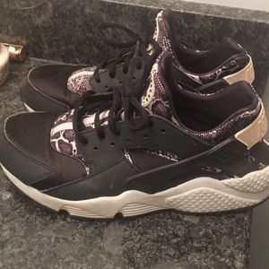 Women’s Huaraches Size 10